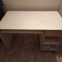 Scrivania IKEA bianca 110 x 60 cm