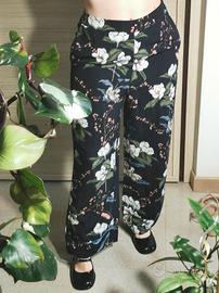 Pantaloni Glamorous floreali morbidi nero/blu - XS