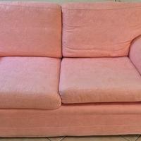 Coppia di divani di cui uno letto 