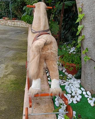 Cavallo a dondolo con ruote