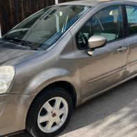 Del 2008, Renualt modus disel 82.200 km 
