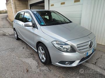 Auto  Mercedes B200