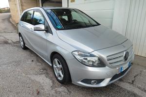 Auto  Mercedes B200