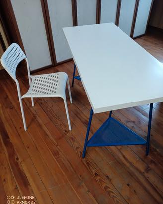 Scrivania IKEA con sedia bianca – 140x60 cm .
