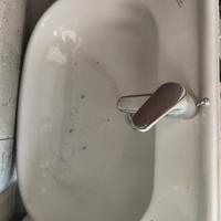 Lavandino con rubinetto 