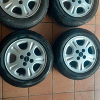 Cerchi in lega Fiat Lancia da 14 pollici con gomme