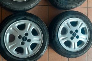 Cerchi in lega Fiat Lancia da 14 pollici con gomme