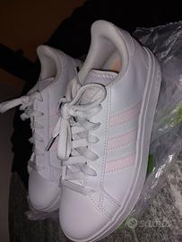 Scarpe adidas nr 37  praticamente nuove