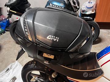 Bauletto moto givi universale con staffa