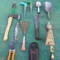 Vari attrezzi da giardinaggio 