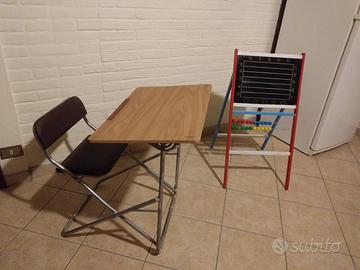 banco scuola e lavagna