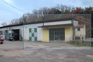 Capannone con ufficio, piazzale e terreno