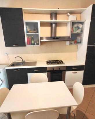 Cucina Componibile con tavolo. e 4 sedie