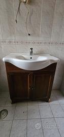 mobile da bagno in legno e lavello