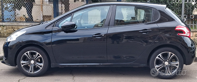 Peugeot 208 colore nero con cerchi in lega.