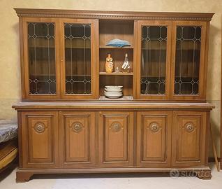 credenza con vetrina in legno 