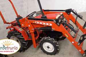 TRATTORE AGRICOLO