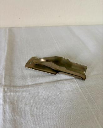 Antico aprilattine e versatore per olio auto