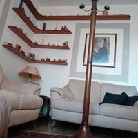 appendiabiti in legno  con componenti in metallo