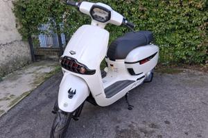 BENELLI/KEEWAY SIXTIES 300cc BIANCO MOT. PIAGGIO L