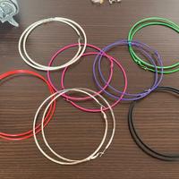 Orecchini a cerchio di vari colori