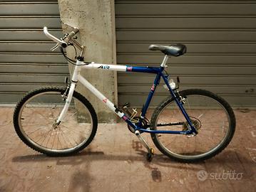 bici da strada con telaio in alluminio 