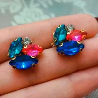 Orecchini a lobo con vetri cristalli