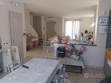 VILLA A SCHIERA D'ANGOLO A TERNI