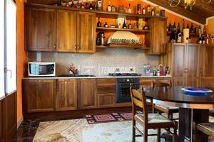 VILLA D' EPOCA IMMERSA NEL VERDE E AMPIO GIARDINO