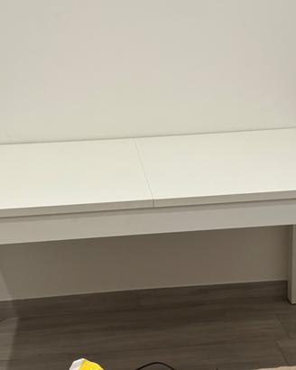 Letto matrimoniale e tavolo Ikea