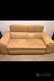Divano beige con poggiapiedi estraibile