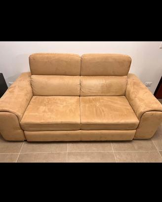 Divano beige con poggiapiedi estraibile