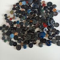 Bottoni vari vintage prevalentemente neri.