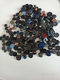 Bottoni vari vintage prevalentemente neri.