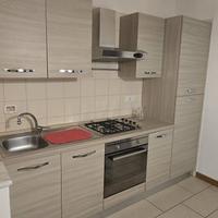 Cucina completa di frigorifero e fornelli a gas