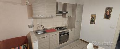 Cucina completa di frigorifero e fornelli a gas