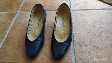 Scarpe donna in pelle blu scuro usate
