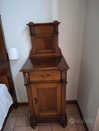 Comodino antico in legno massello