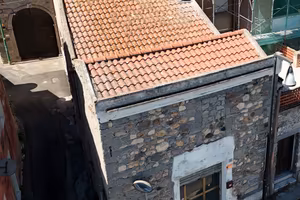 Piccolo edificio adatto a commercio o abitazione