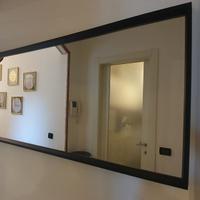 Specchio con cornice in legno nero