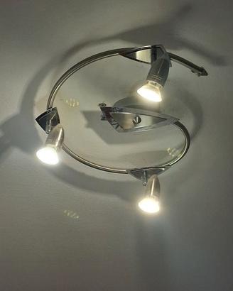 Plafoniera con faretti. 