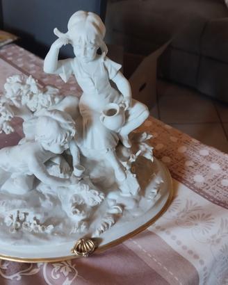Statuina in porcellana biscuit