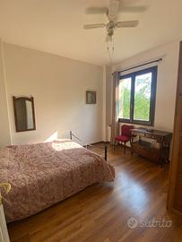 Camera con bagno in casa grande con giardino