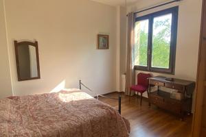 Camera con bagno in casa grande con giardino