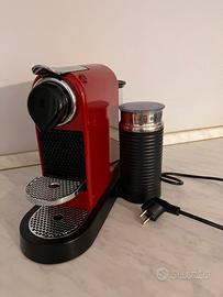 Macchina caffè automatica Nespresso con montalatte