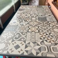 Tavolo da esterno in grès porcellanato