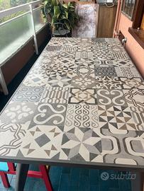 Tavolo da esterno in grès porcellanato