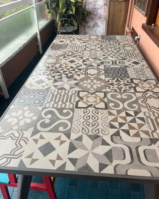 Tavolo da esterno in grès porcellanato