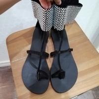 sandali  infradito in pelle e cinturino borchiato