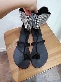 sandali  infradito in pelle e cinturino borchiato